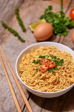 şehriye kase pişmiş baharatlı tadı ile yumurta tepesi