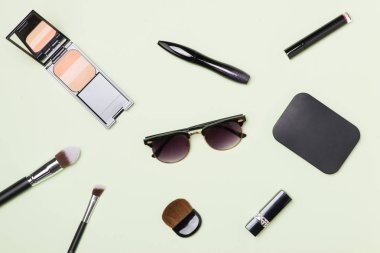 Bir koleksiyon yapmak yukarıya ve kozmetik güzellik yeşil arka plan