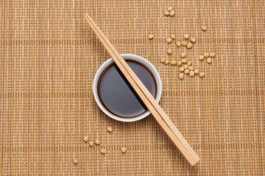Soya sosu ve soya fasulyesi ile chopsticks ahşap tablo
