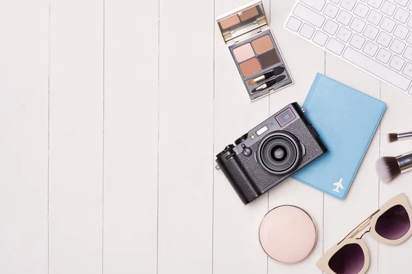 Mulheres Cosméticos Itens Moda Mesa Com Câmera Passaporte Vista Superior — Fotografia de Stock