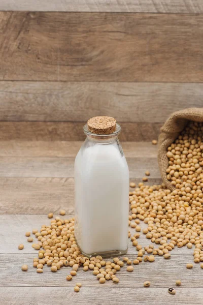 Flasche Sojamilch Und Sojabohnen Auf Holztisch — Stockfoto