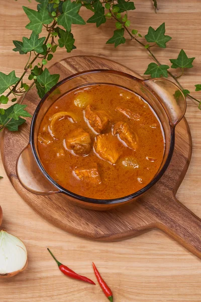 Leckeres Abendessen Mit Chicken Curry Schüssel Auf Holzgrund — Stockfoto