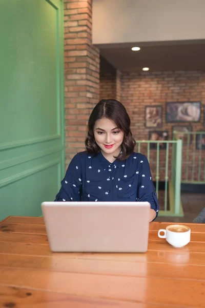 Bonito Bonito Asiático Jovem Empresária Sorrindo Sentado Café Usando Laptop — Fotografia de Stock
