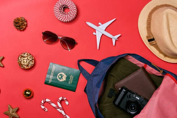 Preparación Para Concepto Viaje Pasaporte Cámara Sombrero Avión Adornos Navidad —  Fotos de Stock