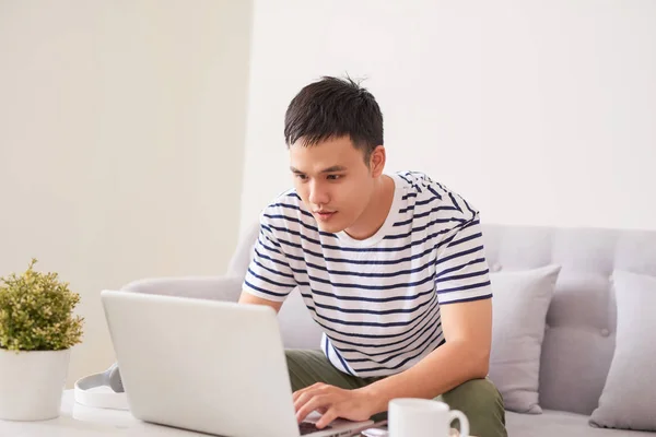 Asiático Homem Sentado Sofá Com Laptop — Fotografia de Stock