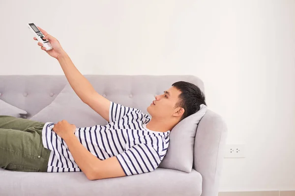 Mann Entspannt Auf Sofa Vor Dem Fernseher — Stockfoto