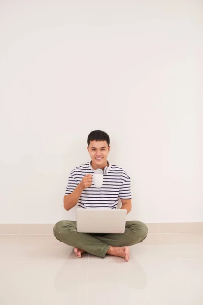 Casual Asian Man Sitting Floor Using Laptop Home Living Room — Stock Photo, Image