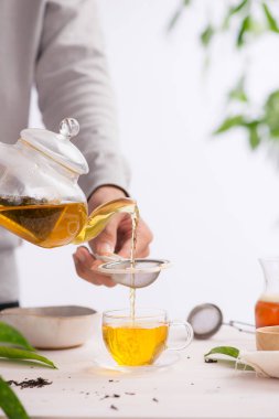 bir çaydanlık bardak çay ahşap bir masaya döktü