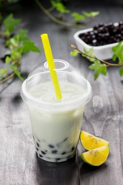 Meyveli ve ezilmiş buzlu limonlu Boba Baloncuk Çayı.