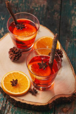 Noel bir rustik ahşap masa şarap mulled. Tatil kavramı.