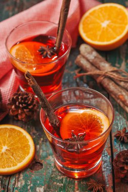 Noel bir rustik ahşap masa şarap mulled. Tatil kavramı.