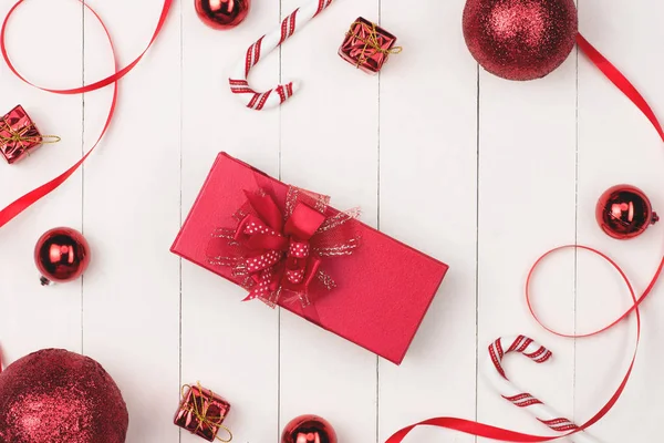 Plat Leggen Van Kerst Bal Cadeau Cosmetica Vakantie Achtergrond Beauty — Stockfoto