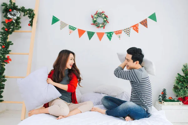 Aziatische Paar Zittend Bed Vechten Met Kussens Kerstmis Ingericht Kamer — Stockfoto