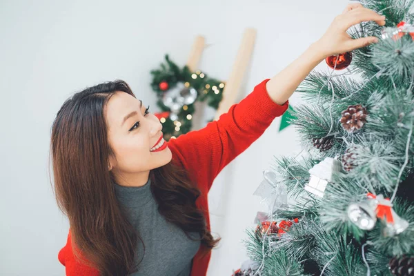 Mujer asiática decorando árbol de Navidad —  Fotos de Stock
