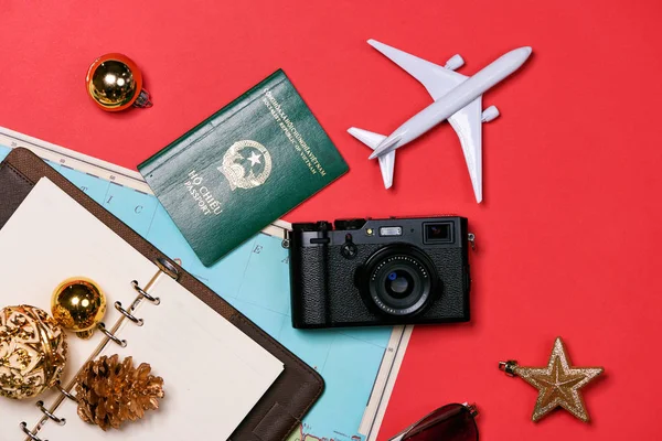 Vorbereitung Für Reisekonzept Reisepass Kamera Hut Flugzeug Weihnachtsdekoration Auf Rotem — Stockfoto