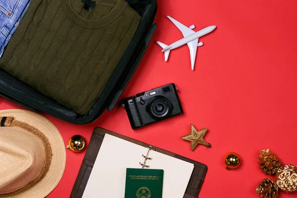 Preparación Para Concepto Viaje Pasaporte Cámara Sombrero Avión Adornos Navidad —  Fotos de Stock