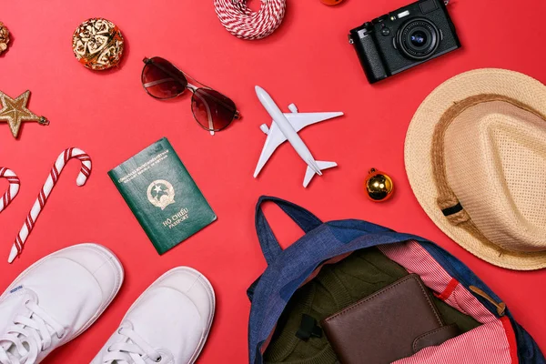 Příprava Cestování Koncept Pas Fotoaparát Klobouk Letadlo Vánoční Ozdoby Červeném — Stock fotografie