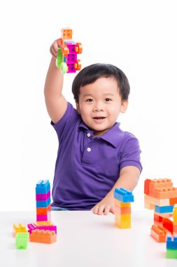 Çocuk çocuk legolarla oynuyor