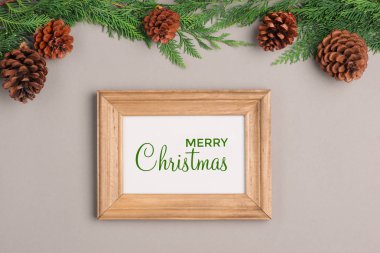 Çerçeve, koni ve hediye kutuları ile Noel arka plan 