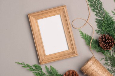 Çerçeve, koni ve hediye kutuları ile Noel arka plan 