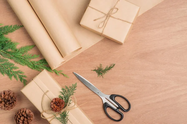 在木制背景下包装圣诞礼物和工具 — 图库照片