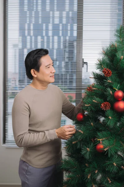 Hombre Asiático Decorando Árbol Navidad Casa —  Fotos de Stock