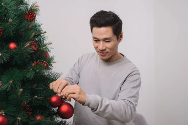 Aziatische Man Versieren Kerstboom Thuis — Stockfoto