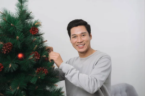 Asiatico Uomo Decorazione Albero Natale Casa — Foto Stock