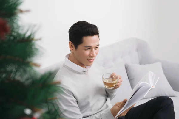 Hombre Asiático Usando Suéter Bebiendo Casa Durante Navidad — Foto de Stock