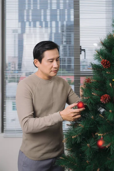 Celebrando Año Nuevo Asiático Hombre Pie Por Nuevo Árbol Navidad —  Fotos de Stock