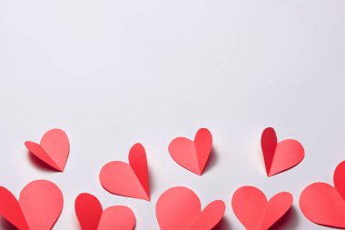 Beyaz Kağıt arka plan güzel kırmızı kağıt Kalpler