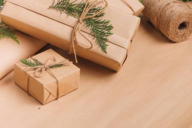 Kraft Kağıt ahşap arka plan üzerinde sarılı Noel ve yeni yıl hediye kutuları koleksiyonu.