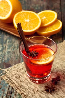 Noel rustik ahşap masa şarap mulled. Tatil kavramı.