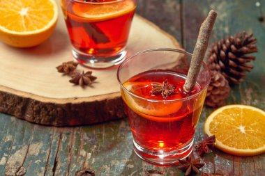 Noel bir rustik ahşap masa şarap mulled. Tatil kavramı.
