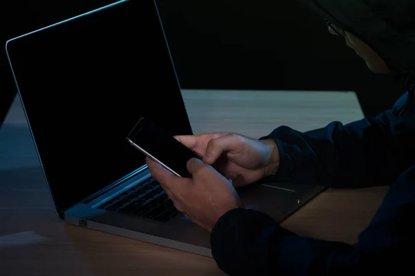Капюшоном Кіберзлочинний Хакер Використовуючи Мобільний Телефон Інтернет Хакерство Кіберпросторі — стокове фото