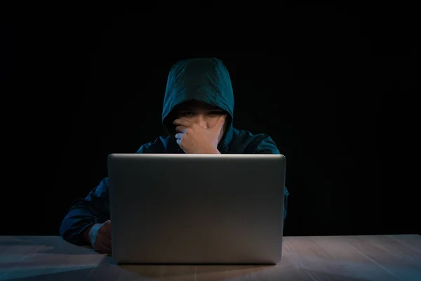 Hacker Karanlık Bir Defter Önünde Oturan Hoody Bilgisayar Gizlilik Saldırı — Stok fotoğraf