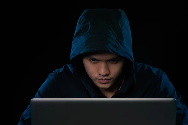 Hacker Karanlık Bir Defter Önünde Oturan Hoody Bilgisayar Gizlilik Saldırı — Stok fotoğraf