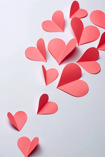 Hermosos Corazones Papel Rojo Sobre Fondo Papel Blanco — Foto de Stock