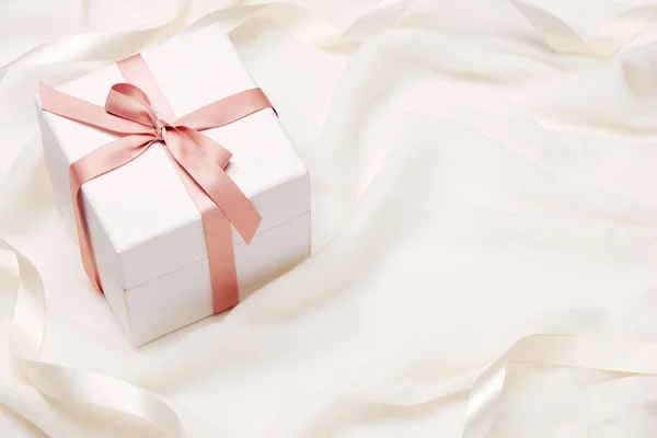 Ρομαντικό Δώρο Παρουσιάζουν Άσπρο Φόντο Μετάξι — Φωτογραφία Αρχείου