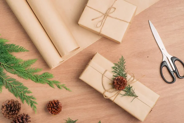 手工制作的圣诞礼物盒子和工具的木制背景 — 图库照片
