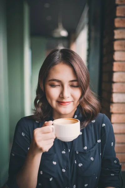 Mujer joven bebiendo café — Foto de Stock