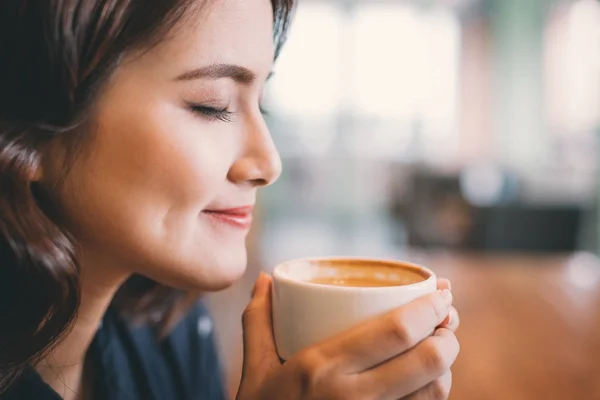 Mujer joven bebiendo café — Foto de Stock