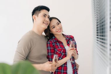 Şampanya bardağı ile onların yeni ev ayakta kutlayan çift