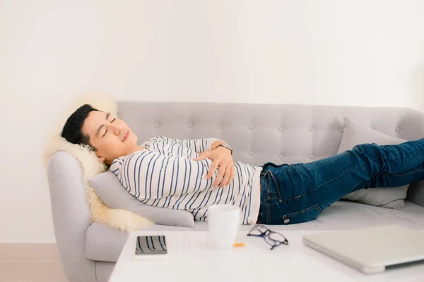 Joven Hombre Guapo Durmiendo Sofá Sala Estar Casa — Foto de Stock