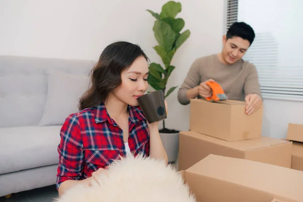 Feliz Pareja Joven Mudarse Nuevo Apartamento Con Cajas Embalaje — Foto de Stock