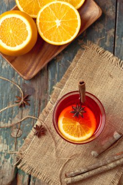Noel bir rustik ahşap masa şarap mulled. Tatil kavramı.