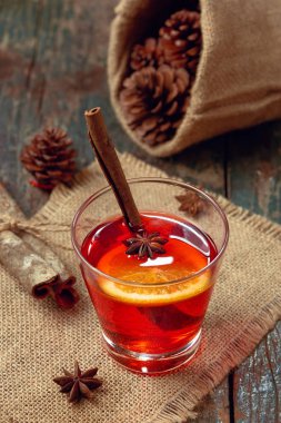 Noel bir rustik ahşap masa şarap mulled. Tatil kavramı.