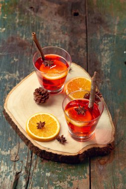 Noel rustik ahşap masa şarap mulled. Tatil kavramı.