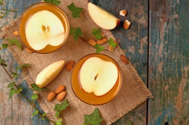  rustik arka plan üzerinde bademli elma çayı.