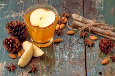 Noel bir rustik ahşap masa şarap mulled. Tatil kavramı.